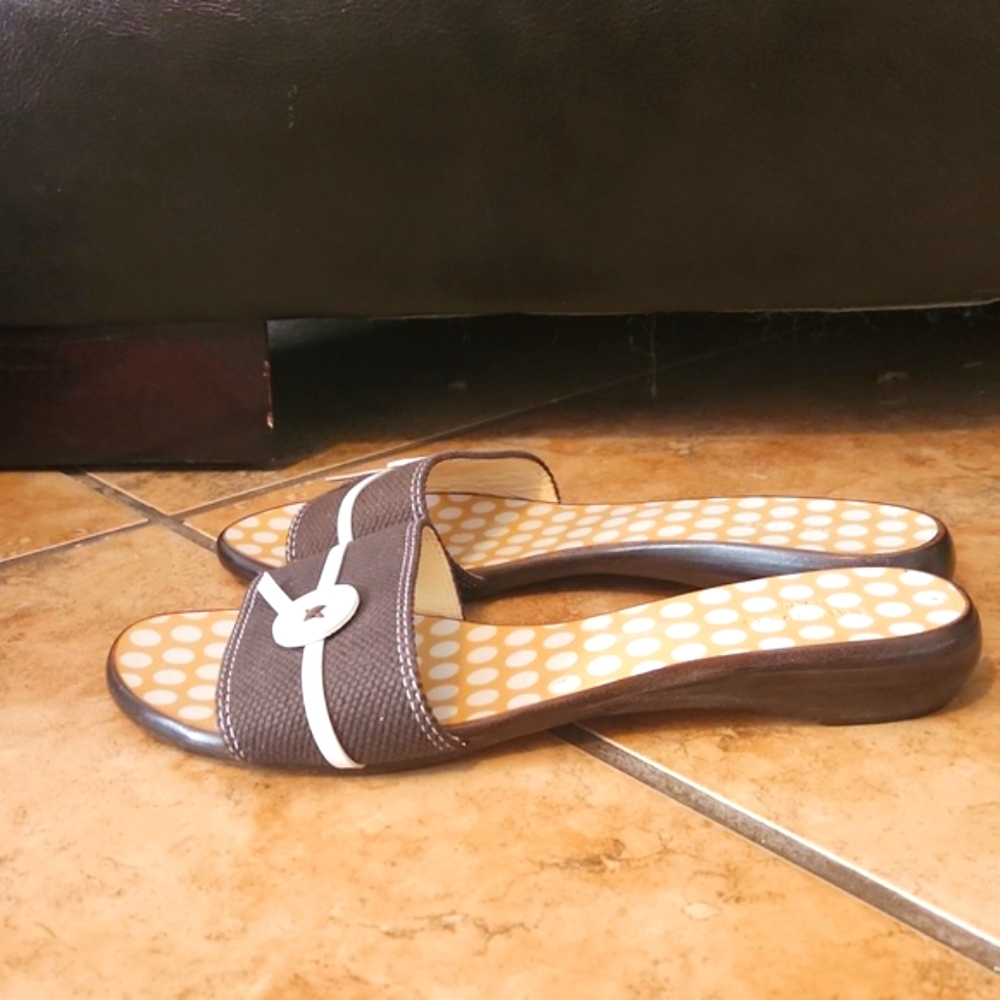 Kate Spade Toby Brown Button Women's Sandals - Picture 3 of 6